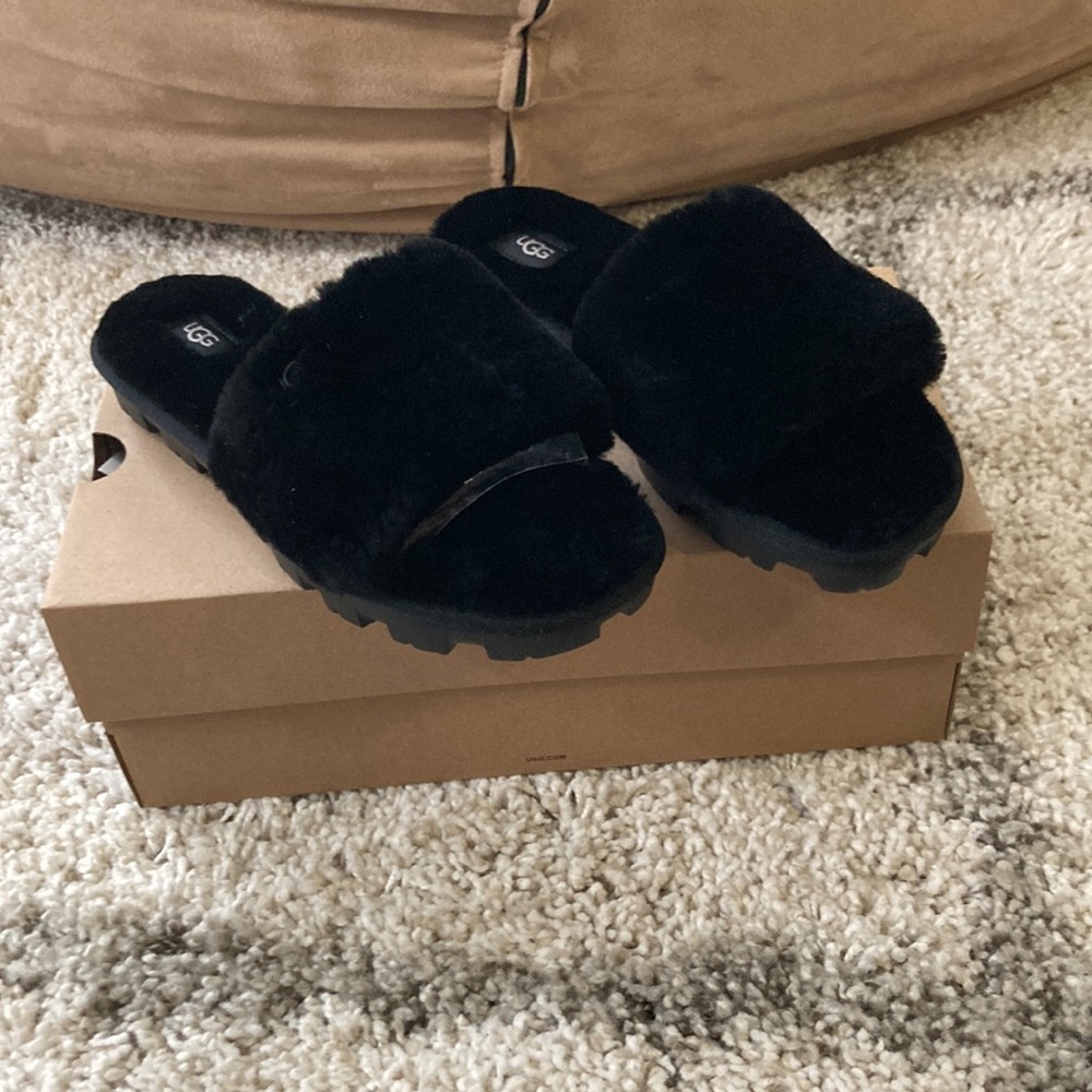 *Never worn* Black fuzzy Ugg slipper sandals